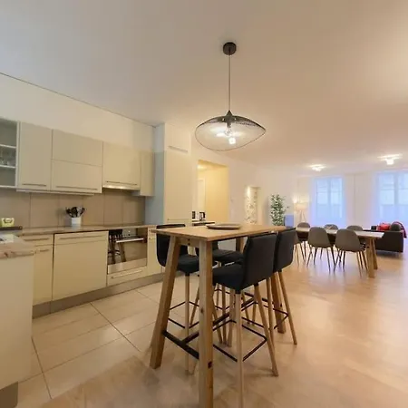 Lägenhet Charming 2-bedroom In The Heart Of Rsf2